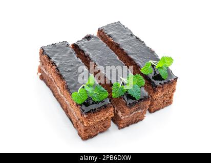 Schokoladenkuchen Scheiben auf weiß isoliert Stockfoto