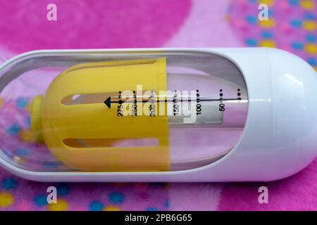 Einweg-PCA-Pumpeninfusion mit patientenkontrolliertem Analgetikum, postoperatives Schmerzmanagement, frühzeitige Mobilisation und macht häusliche Therapie möglich esp Stockfoto