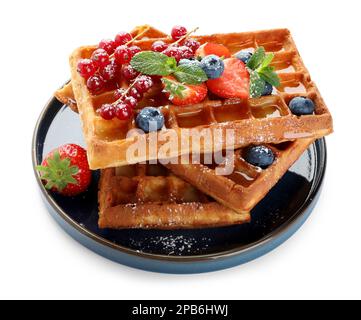 Köstliche belgische Waffeln mit Beeren auf weißem Hintergrund Stockfoto