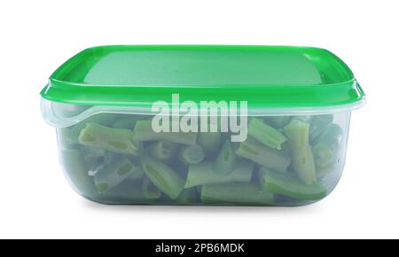 Frische grüne Bohnen in einem Kunststoffbehälter, isoliert auf weiß Stockfoto