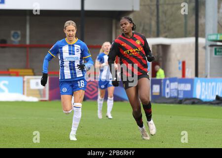 Crawley, Großbritannien. 12. März 2023. Crawley, England, März 12. 2023: Emma Kullberg (BRI, 16) und Khadija Shaw (man City, 21) beim Barclays FA Women's Super League-Fußballspiel zwischen Brighton und Manchester City im Broadfield Stadium in Crawley, England. (Bettina Weissensteiner/SPP) Kredit: SPP Sport Press Photo. Alamy Live News Stockfoto