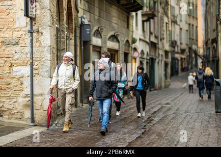 BERGAMO, ITALIEN - APRIL 2022: Schmale mittelalterliche Straße der Stadt Bergamo nordöstlich von Mailand. Malerische Aussicht auf Citta Alta, das obere Viertel der Stadt, umgeben von B Stockfoto