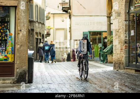 BERGAMO, ITALIEN - APRIL 2022: Schmale mittelalterliche Straße der Stadt Bergamo nordöstlich von Mailand. Malerische Aussicht auf Citta Alta, das obere Viertel der Stadt, umgeben von B Stockfoto