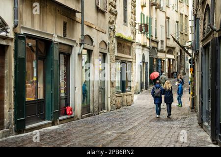 BERGAMO, ITALIEN - APRIL 2022: Schmale mittelalterliche Straße der Stadt Bergamo nordöstlich von Mailand. Malerische Aussicht auf Citta Alta, das obere Viertel der Stadt, umgeben von B Stockfoto