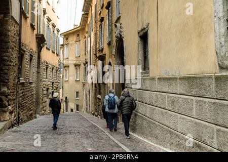 BERGAMO, ITALIEN - APRIL 2022: Schmale mittelalterliche Straße der Stadt Bergamo nordöstlich von Mailand. Malerische Aussicht auf Citta Alta, das obere Viertel der Stadt, umgeben von B Stockfoto