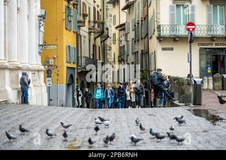 BERGAMO, ITALIEN - APRIL 2022: Schmale mittelalterliche Straße der Stadt Bergamo nordöstlich von Mailand. Malerische Aussicht auf Citta Alta, das obere Viertel der Stadt, umgeben von B Stockfoto