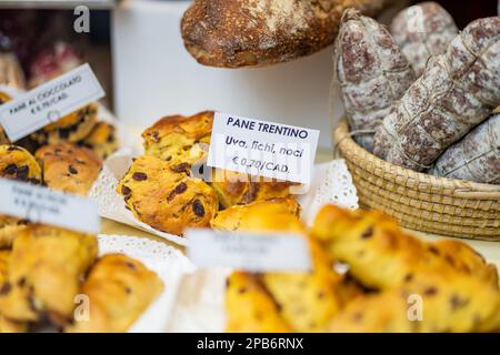 BERGAMO, ITALIEN - APRIL 2022: Verschiedene Süßigkeiten, Kuchen und Kekse in einem kleinen Dessertgeschäft in Bergamo, Italien Stockfoto