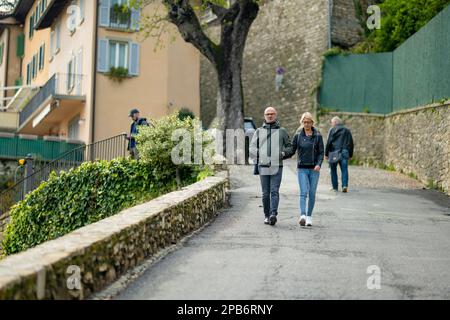 BERGAMO, ITALIEN - APRIL 2022: Schmale mittelalterliche Straße der Stadt Bergamo nordöstlich von Mailand. Malerische Aussicht auf Citta Alta, das obere Viertel der Stadt, umgeben von B Stockfoto