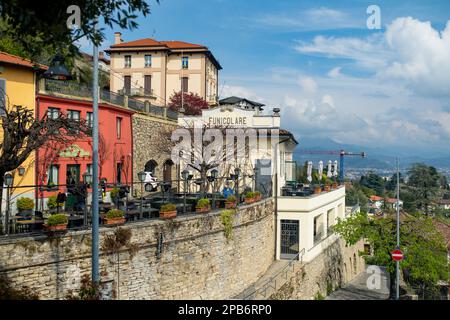 BERGAMO, ITALIEN - APRIL 2022: Standseilbahn S. Vigilio, die Bergamos Oberstadt mit dem Gipfel des San Vigilio Hügels verbindet. Citta Alta, Stadt“ Stockfoto