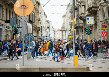 MAILAND, ITALIEN - APRIL 2022: Touristen und Einheimische auf einem Spaziergang durch belebte Straßen im Zentrum von Mailand, einer Metropole in Italiens nördlicher Lombardei. Mil Stockfoto