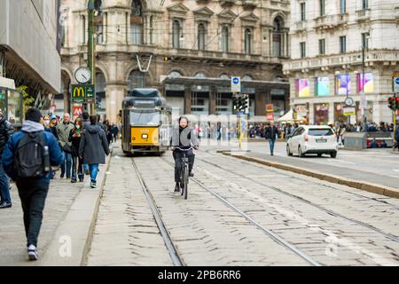MAILAND, ITALIEN - APRIL 2022: Touristen und Einheimische auf einem Spaziergang durch belebte Straßen im Zentrum von Mailand, einer Metropole in Italiens nördlicher Lombardei. Mil Stockfoto