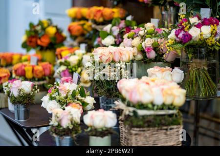 Wunderschöne farbenfrohe Rosensträuße, die im Blumenladen im Freien in Mailand, Italien, verkauft werden Stockfoto