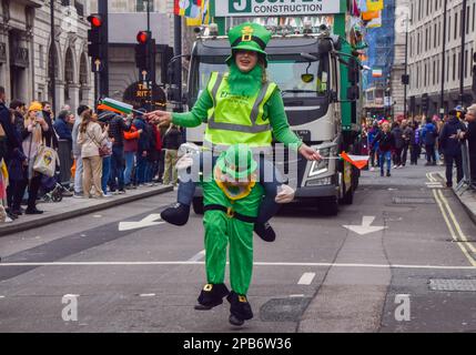 London, Großbritannien. 12. März 2023 Die St. Patrick's Day Parade führt durch Piccadilly. Die jährliche Parade findet mehrere Tage vor dem St. Patrick's Day im Zentrum von London statt, der am 17. März gefeiert wird. Stockfoto