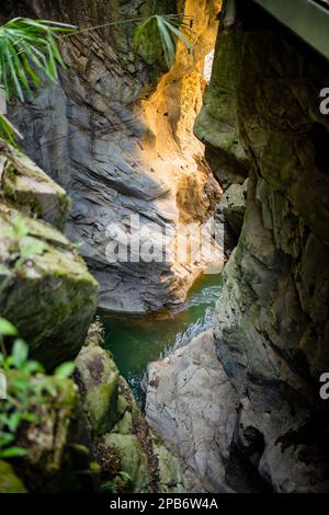 Orrido di Bellano, eine natürliche Schlucht, die durch die Erosion des Flusses Pioverna entstanden ist und in gigantische Schlaglöcher, dunkle Schluchten und hinweisende Höhlen geformt ist. Bellano, Stockfoto