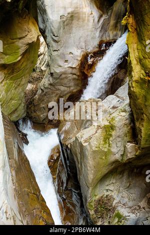 Orrido di Bellano, eine natürliche Schlucht, die durch die Erosion des Flusses Pioverna entstanden ist und in gigantische Schlaglöcher, dunkle Schluchten und hinweisende Höhlen geformt ist. Bellano, Stockfoto