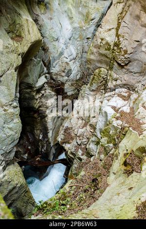 Orrido di Bellano, eine natürliche Schlucht, die durch die Erosion des Flusses Pioverna entstanden ist und in gigantische Schlaglöcher, dunkle Schluchten und hinweisende Höhlen geformt ist. Bellano, Stockfoto