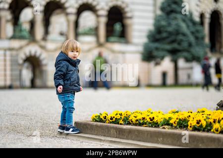 Ein kleiner Junge besucht das Cimitero Monumentale di Milano oder den monumentalen Friedhof von Mailand, einen der beiden größten Friedhöfe in Mailand, bekannt für die Stockfoto