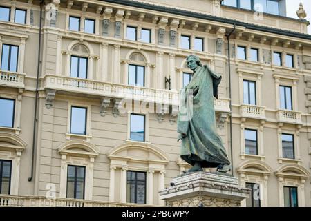 Denkmal für den italienischen Schriftsteller und Dichter Giuseppe Parini auf der Piazza Cordusio in Mailand, Lombardei, Italien Stockfoto