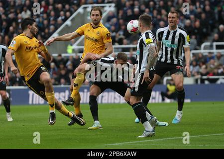 Raul Jimenez von Wolverhampton Wanderers schaut während des Premier League-Spiels zwischen Newcastle United und Wolverhampton Wanderers in St. auf das Tor zu James's Park, Newcastle, Sonntag, den 12. März 2023. (Foto: Mark Fletcher | MI News) Guthaben: MI News & Sport /Alamy Live News Stockfoto