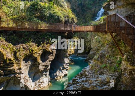 Orrido di Bellano, eine natürliche Schlucht, die durch die Erosion des Flusses Pioverna entstanden ist und in gigantische Schlaglöcher, dunkle Schluchten und hinweisende Höhlen geformt ist. Bellano, Stockfoto