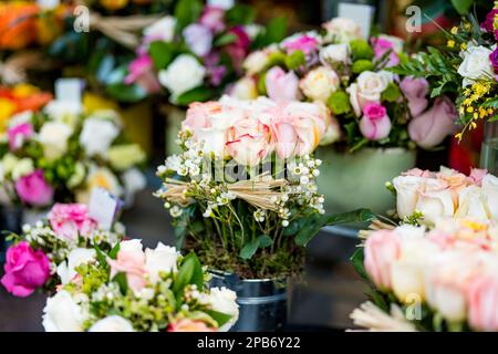 Wunderschöne farbenfrohe Rosensträuße, die im Blumenladen im Freien in Mailand, Italien, verkauft werden Stockfoto