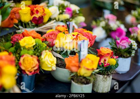 Wunderschöne farbenfrohe Rosensträuße, die im Blumenladen im Freien in Mailand, Italien, verkauft werden Stockfoto