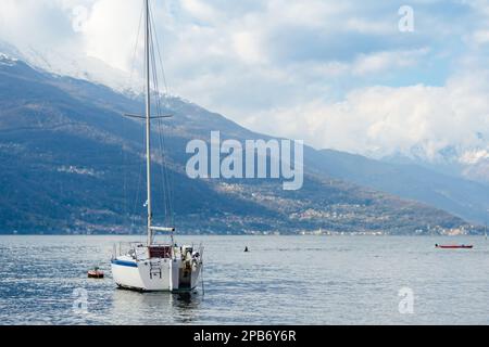 Kleine Yacht im Hafen von Varenna, einer der malerischsten Städte am Ufer des Comer Sees. Varenna, Lombardei, Italien. Stockfoto