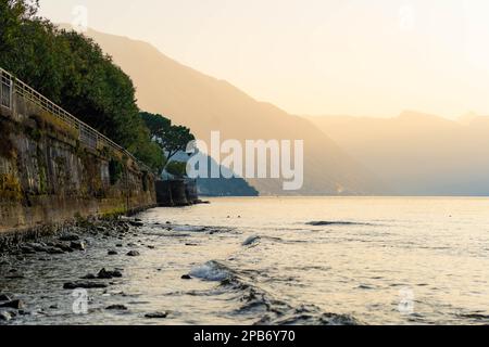 Malerischer Sonnenuntergang am Ufer des Comer Sees in Bellagio, einer der malerischsten Städte. Charmante Lage mit typisch italienischem atmos Stockfoto