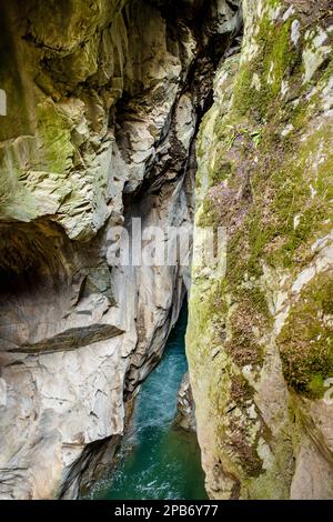 Orrido di Bellano, eine natürliche Schlucht, die durch die Erosion des Flusses Pioverna entstanden ist und in gigantische Schlaglöcher, dunkle Schluchten und hinweisende Höhlen geformt ist. Bellano, Stockfoto