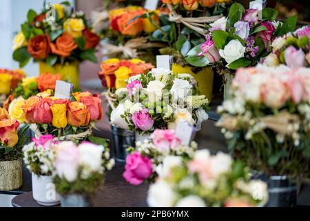 Wunderschöne farbenfrohe Rosensträuße, die im Blumenladen im Freien in Mailand, Italien, verkauft werden Stockfoto