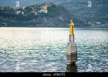 Die goldene Statue des Heiligen Nikolaus von San Nicolo, dem schutzpatron der Stadt Lecco, befindet sich an der Punta Maddalena in Lecco, Lombardei, Italien. Stockfoto