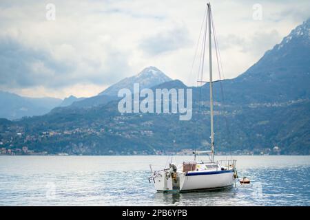 Kleine Yacht im Hafen von Varenna, einer der malerischsten Städte am Ufer des Comer Sees. Varenna, Lombardei, Italien. Stockfoto