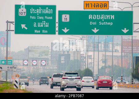 Thailand. 11. März 2023. Autos fahren auf einer Straße in Chiang Mai inmitten sich verschlechternder Luftqualität, Luftverschmutzung mit 180 Mikrogramm Feinstaub 2,5 Mikrometer und weniger Durchmesser (PM2,5) pro Kubikmeter. Am Sonntag, den 12. März 2023, wurde Chiang Mai auf der IQAir - einem Technologiepartner des Umweltprogramms der Vereinten Nationen - noch immer als der schlechteste der Welt aufgeführt. IQAir vergleicht 95 Städte weltweit mit gemessenen Daten für PM2,5. (Foto: Pongmanat Tasiri/SOPA Images/Sipa USA) Guthaben: SIPA USA/Alamy Live News Stockfoto