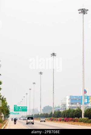 Thailand. 12. März 2023. Autos fahren auf einer Straße in Chiang Mai inmitten sich verschlechternder Luftqualität, Luftverschmutzung mit 180 Mikrogramm Feinstaub 2,5 Mikrometer und weniger Durchmesser (PM2,5) pro Kubikmeter. Am Sonntag, den 12. März 2023, wurde Chiang Mai auf der IQAir - einem Technologiepartner des Umweltprogramms der Vereinten Nationen - noch immer als der schlechteste der Welt aufgeführt. IQAir vergleicht 95 Städte weltweit mit gemessenen Daten für PM2,5. (Foto: Pongmanat Tasiri/SOPA Images/Sipa USA) Guthaben: SIPA USA/Alamy Live News Stockfoto