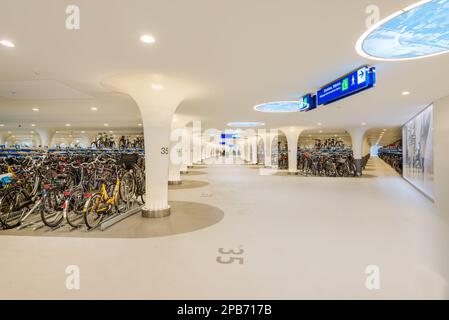 Moderne Fahrrad-Tiefgarage in Amsterdam, Niederlande. Es wurde im Februar 2023 eröffnet und bietet Platz für 7.000 Fahrräder. Stockfoto