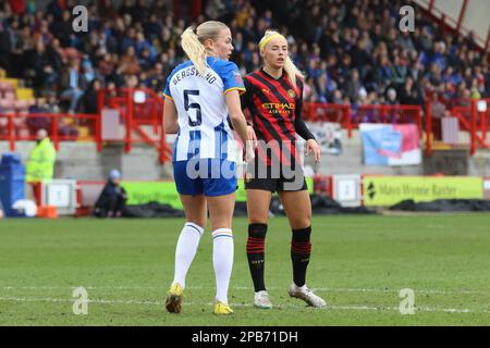 Crawley, Großbritannien. 12. März 2023. Crawley, England, März 12. 2023: Guro Bergsvand (BRI, 5) und Chloe kelly (man City, 9) beim Barclays FA Women's Super League-Fußballspiel zwischen Brighton und Manchester City im Broadfield Stadium in Crawley, England. (Bettina Weissensteiner/SPP) Kredit: SPP Sport Press Photo. Alamy Live News Stockfoto
