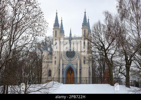 Die alte Kirche-Kapelle von St. Alexander an einem bewölkten Wintertag. Peterhof Stockfoto