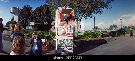 The Automatic Human Jukebox, amerikanischer Musiker Grimes Poznikov, der an der Fisherman's Wharf in San Francisco, Kalifornien, eine Trompete für Touristen spielt 1986. Stockfoto