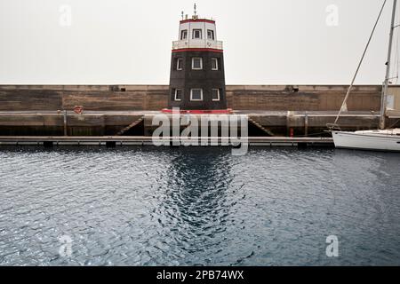 Hafenbüro und Hafenkontrollturm in Form eines Leuchtturms puerto calero Lanzarote, Kanarische Inseln, Spanien Stockfoto