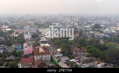 Chang Klan, Chiang Mai, Thailand. 12. März 2023. (ANMERKUNG DER REDAKTION; Bild mit einer Drohne aufgenommen). Ansicht einer dichten Smogdecke über Chiang Mai bei sich verschlechternder Luftqualität, Luftverschmutzung mit 180 Mikrogramm Feinstaub 2,5 Mikrometer und weniger Durchmesser (PM2,5) pro Kubikmeter. Am Sonntag, den 12. März 2023, wurde Chiang Mai auf der IQAir ''', einem Technologiepartner des Umweltprogramms der Vereinten Nationen, immer noch als der Schlimmste der Welt aufgeführt. IQAir vergleicht 95 Städte weltweit mit gemessenen Daten für PM2,5. (Kreditbild: © Pongmanat Tasiri/SOPA Bilder via ZUMA Pre Stockfoto