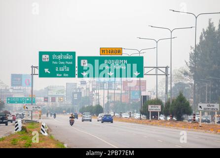 Chiang Mai, Thailand. 12. März 2023. Autos fahren auf einer Straße in Chiang Mai inmitten sich verschlechternder Luftqualität, Luftverschmutzung mit 180 Mikrogramm Feinstaub 2,5 Mikrometer und weniger Durchmesser (PM2,5) pro Kubikmeter. Am Sonntag, den 12. März 2023, wurde Chiang Mai auf der IQAir ''', einem Technologiepartner des Umweltprogramms der Vereinten Nationen, immer noch als der Schlimmste der Welt aufgeführt. IQAir vergleicht 95 Städte weltweit mit gemessenen Daten für PM2,5. (Kreditbild: © Pongmanat Tasiri/SOPA Images via ZUMA Press Wire) NUR REDAKTIONELLE VERWENDUNG! Nicht für den kommerziellen GEBRAUCH! Stockfoto