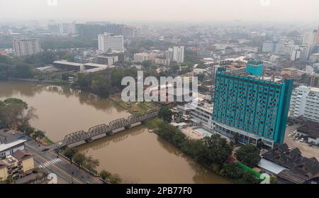 Chang Klan, Chiang Mai, Thailand. 12. März 2023. (ANMERKUNG DER REDAKTION; Bild mit einer Drohne aufgenommen). Ansicht einer dichten Smogdecke über Chiang Mai bei sich verschlechternder Luftqualität, Luftverschmutzung mit 180 Mikrogramm Feinstaub 2,5 Mikrometer und weniger Durchmesser (PM2,5) pro Kubikmeter. Am Sonntag, den 12. März 2023, wurde Chiang Mai auf der IQAir ''', einem Technologiepartner des Umweltprogramms der Vereinten Nationen, immer noch als der Schlimmste der Welt aufgeführt. IQAir vergleicht 95 Städte weltweit mit gemessenen Daten für PM2,5. (Kreditbild: © Pongmanat Tasiri/SOPA Bilder via ZUMA Pre Stockfoto