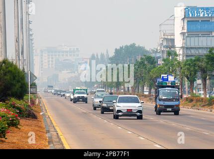 Chiang Mai, Thailand. 12. März 2023. Autos fahren auf einer Straße in Chiang Mai inmitten sich verschlechternder Luftqualität, Luftverschmutzung mit 180 Mikrogramm Feinstaub 2,5 Mikrometer und weniger Durchmesser (PM2,5) pro Kubikmeter. Am Sonntag, den 12. März 2023, wurde Chiang Mai auf der IQAir ''', einem Technologiepartner des Umweltprogramms der Vereinten Nationen, immer noch als der Schlimmste der Welt aufgeführt. IQAir vergleicht 95 Städte weltweit mit gemessenen Daten für PM2,5. (Kreditbild: © Pongmanat Tasiri/SOPA Images via ZUMA Press Wire) NUR REDAKTIONELLE VERWENDUNG! Nicht für den kommerziellen GEBRAUCH! Stockfoto