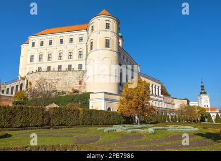 Schloss Mikulov, eine der wichtigsten Burgen in Südmähren, Blick von Mikulov Stadt, Tschechische Republik Stockfoto