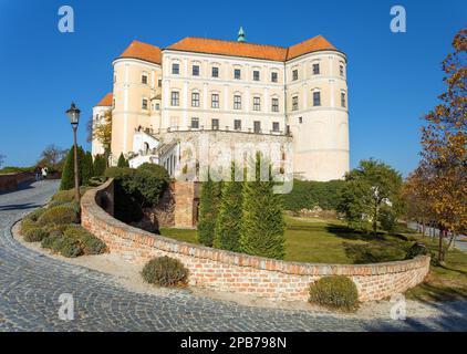 Schloss Mikulov, eine der wichtigsten Burgen in Südmähren, Blick von Mikulov Stadt, Tschechische Republik Stockfoto