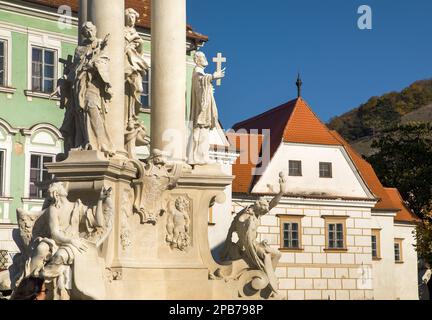 Pestsäule auf dem Stadtplatz von Mikulov, Südmähren, Tschechische Republik Stockfoto