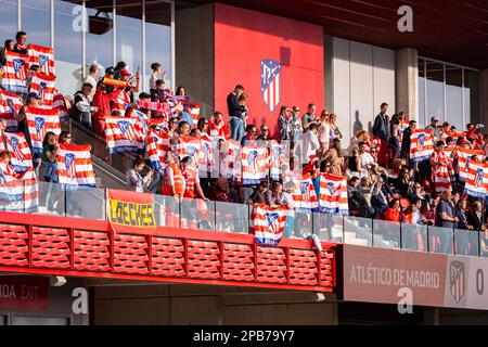 Madrid, Madrid, Spanien. 12. März 2023. Atletico Madrid Fans während des Fußballspiels womenÃs zwischen.Atletico Madrid vs Real Madrid gefeiert in Alcal'' de Henares, Spanien, im Centro Deportivo C'vitas Stadion am Sonntag, den 12. März 2023 gültig für Spieltag 21 der spanischen Liga der Frauen in der ersten Liga „Liga F“ (Bild: © Alberto Gardin/ZUMA Press Wire) NUR ZUR REDAKTIONELLEN VERWENDUNG! Nicht für den kommerziellen GEBRAUCH! Stockfoto