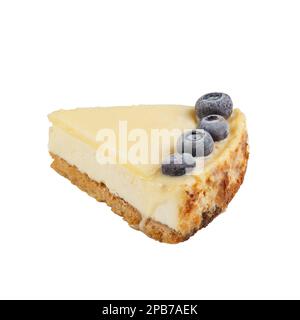 Ein Stück Käsekuchen, dekoriert mit Brombeeren isoliert auf weißem Hintergrund. Seitenansicht. Stockfoto
