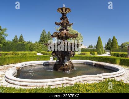 Springbrunnen in den Gärten von Schloss Lednice, Gegend von Lednice und Valtice, Südmähren, Tschechische Republik Stockfoto