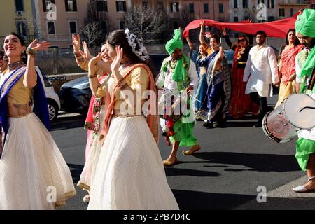 Rom, Italien. 12. März 2023. Eine traditionelle indische Ehe, die für die italienische Vorschau des What's Love Films, Rom, Italien, 12 2023. März nachgebildet wurde. What's Love ist eine 2022 britische romantische Komödie, Regie des indischen Filmemachers Shekhar Kapur mit den Stars Lily James und Emma Thompson. (Foto: Elisa Gestri/SIPA USA) Kredit: SIPA USA/Alamy Live News Stockfoto